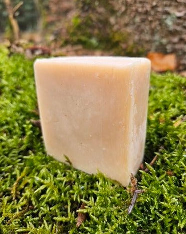 Lait de vache cru biologique infusé à la lavande - un pain de savon parfumé